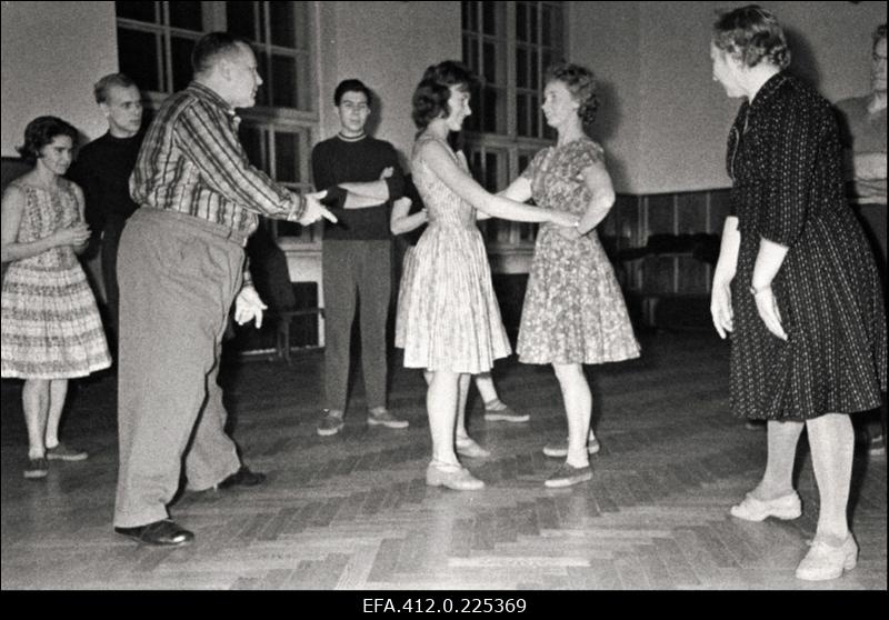 Salme ja Ott Valgemäe juhendamas rahvatantsuansamblit "Kuljus".