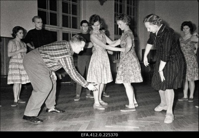 Salme ja Ott Valgemäe juhendamas rahvatantsuansamblit "Kuljus".  similar photo