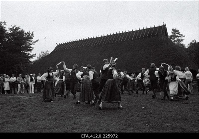 XXXI Balti regati kultuuriprogramm: rahvatantsuansambel "Leigarid" esinemas regatikülalistele Rocca al Mare Vabaõhumuuseumis.  duplicate photo