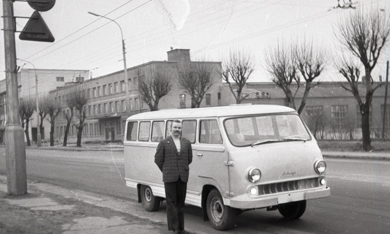 Eesti Riikliku Meremuuseumi bussijuht Valdur Mitt Valgevenes Gomeli Autoremonditehase juures. Ta tõi Tallinnasse tagasi muuseumi bussi, mida Gomelis remonditi.
