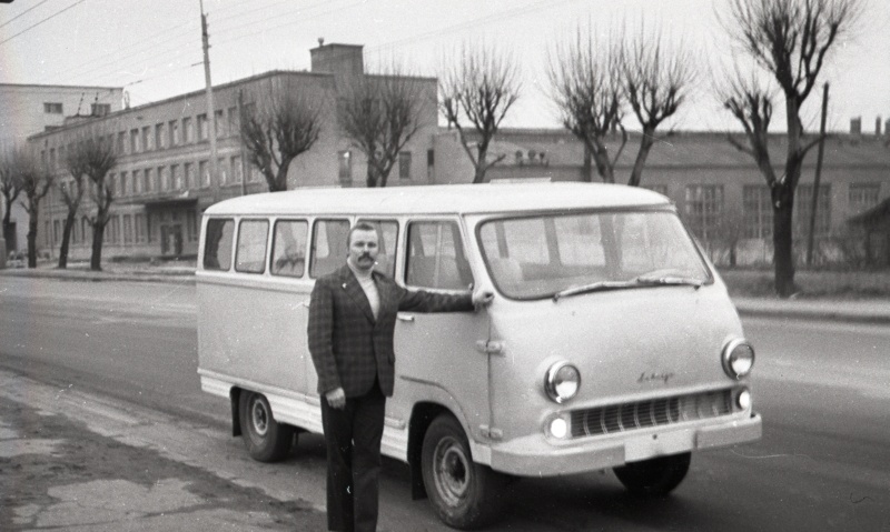 Eesti Riikliku Meremuuseumi bussijuht Valdur Mitt Valgevenes Gomeli Autoremonditehase juures. Ta tõi Tallinnasse tagasi muuseumi bussi, mida Gomelis remonditi.