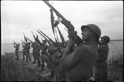 Punaarmee Kuressaares 1944.a. sügisel. Linna vabastamise tähistamine saluutidega.  similar photo