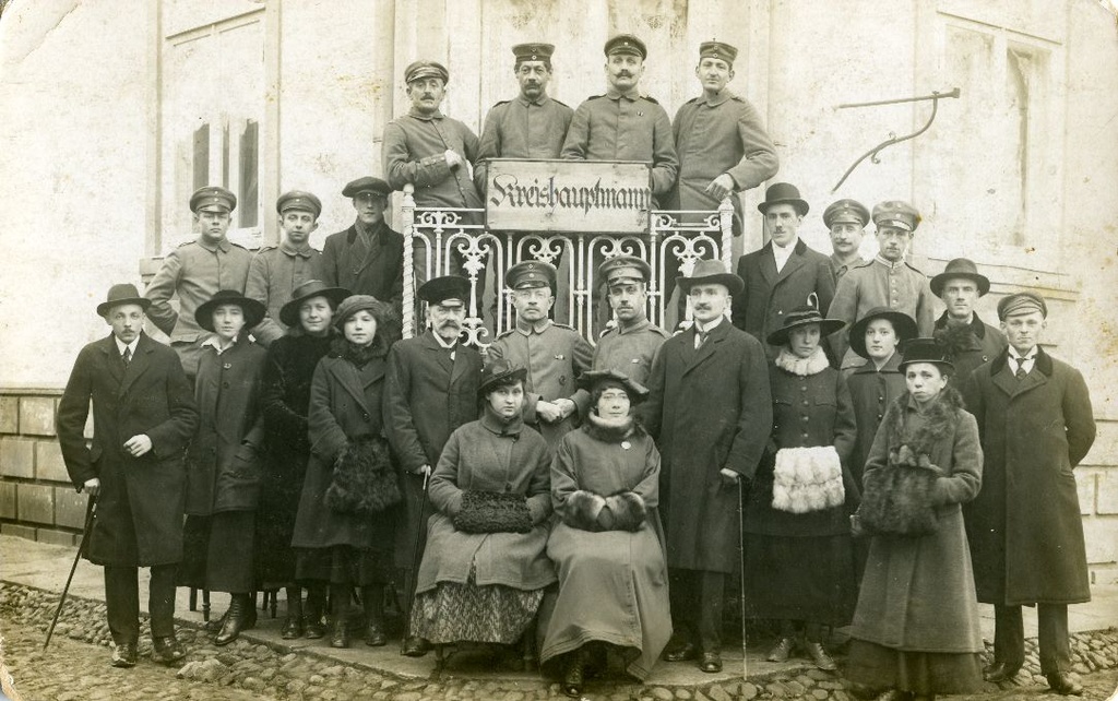 Saksa sõdurid ja naised Campenhauseni maja rõdul, Kuressaares