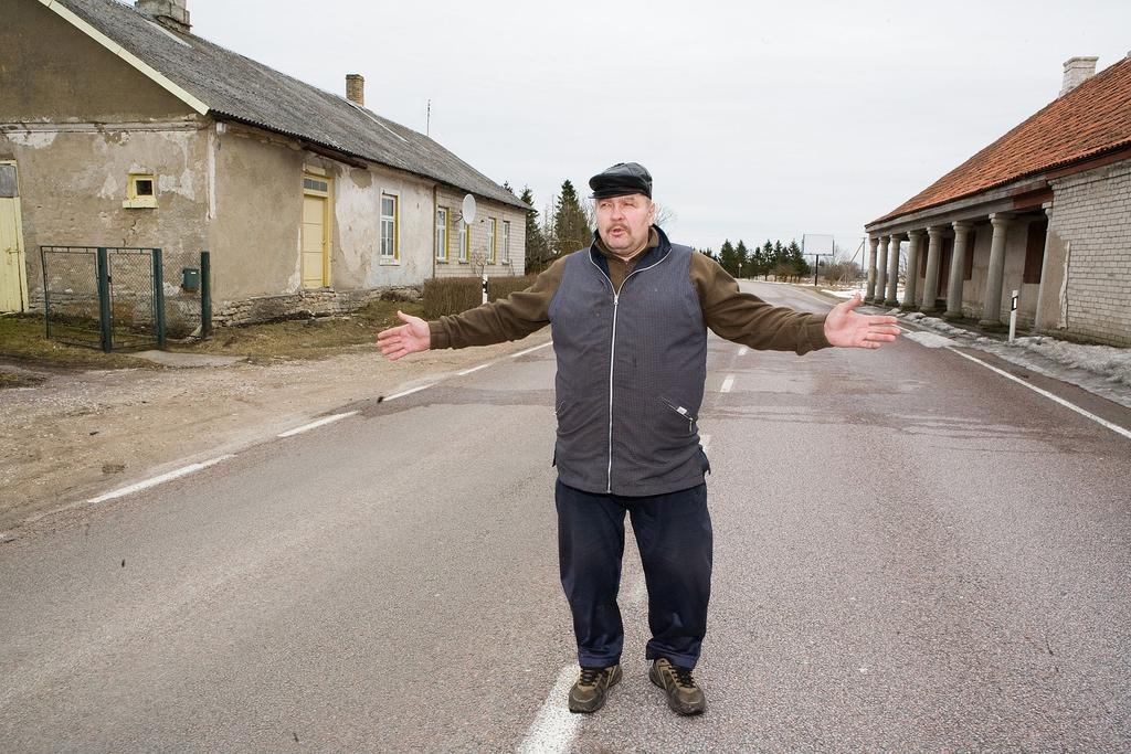 Kalju Kepp Kuivastu sadama sissesõidutee laiendamise vastu protesteerimas oma maja ees
