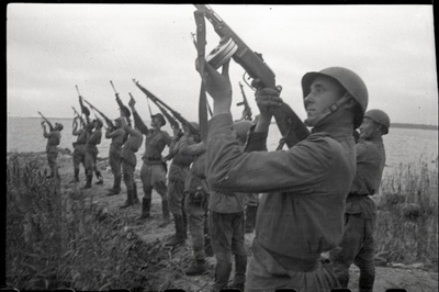 Punaarmee Kuressaares 1944.a. sügisel. Linna vabastamise tähistamine saluutidega.  similar photo
