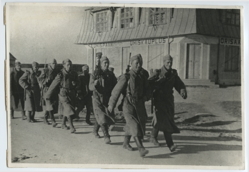 Eesti Laskurkorpuse võitlejad Orissaares tänaval 1944. aasta oktoobris.