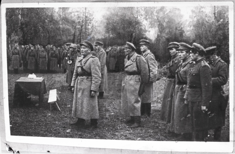 Punaarmee ordenite ja medalite väljaandmine eesti sõjaväelastele Sõrve säärel novembris 1944 enne lahingusse minekut.