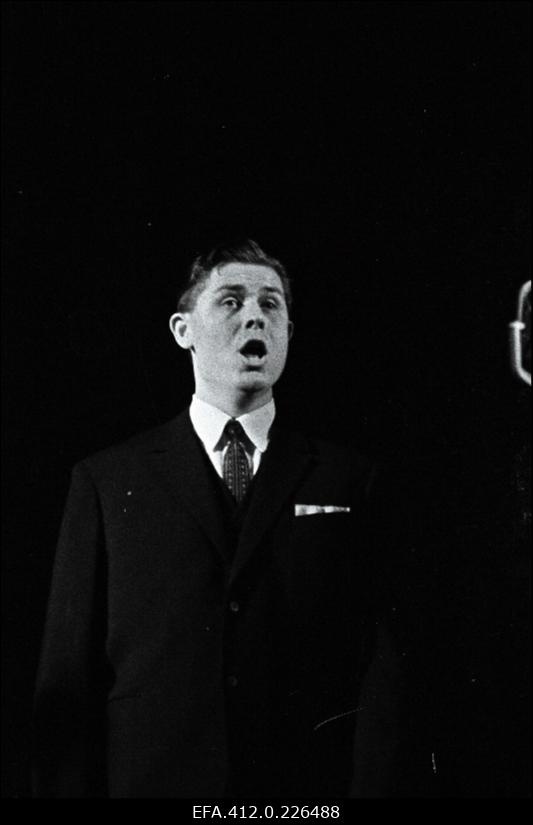 Tallinna istegevuslane vokaalsolist Nikolai Pajonen esinemas vabariiklikul konkursil.