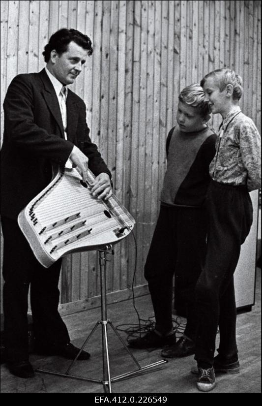 Karksi-Nuia EPT isetegevuslased harjutamas.