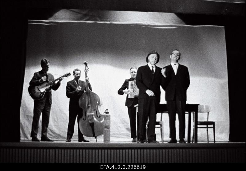 Tartu raj Võnnu Kultuurimaja agitbrigaad esinemas.