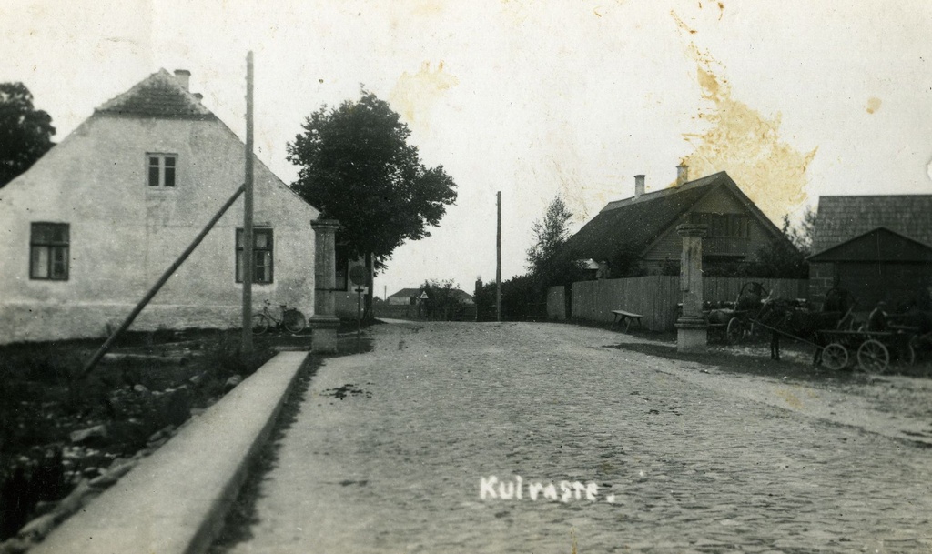 Kuivastu sadam, keskel verstapostid