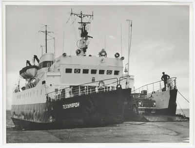 Parvlaev "Tehumardi" Virtsu sadamas. Veoauto laevalt maha sõitmas.  similar photo