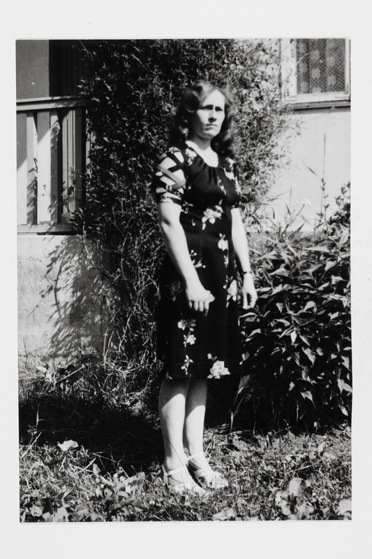 Miia Lummo (sünd. 1951) pidulikus krimpleenkleidis, mille õmbles 5 aastat tagasi ema Erna Kuldpere (sünd. 1920).