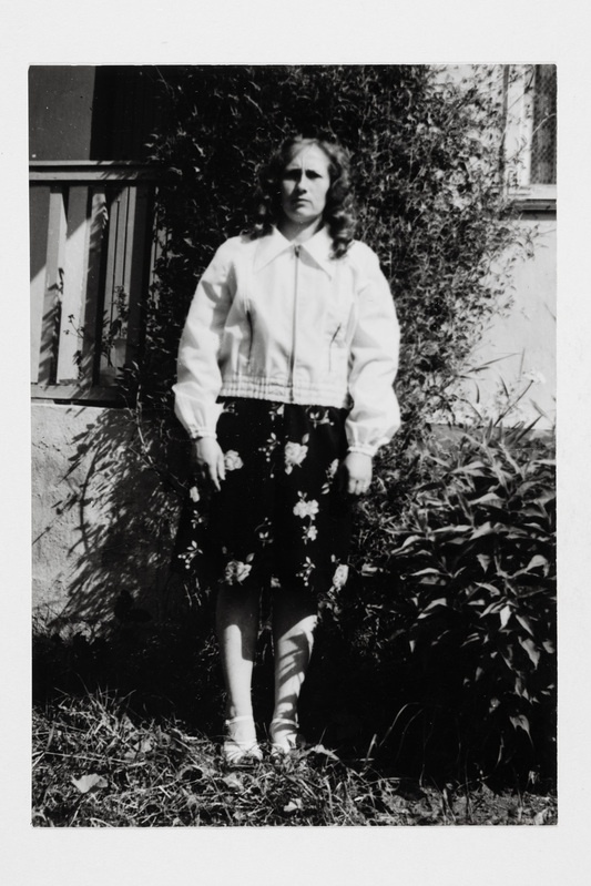 Miia Lummo (sünd. 1951) nailonriidest tuulepluusis, mille õmbles 4 aastat tagasi ema Erna Kuldpere (sünd. 1920).