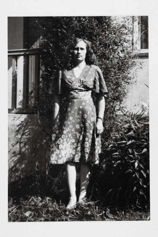 Miia Lummo (sünd. 1951) pidulikus siidkleidis, mille õmbles ema Erna Kuldpere (sünd. 1920) 1979. aastal.