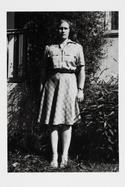 Miia Lummo (sünd. 1951) 1983. aastal ema Erna Kuldpere õmmeldud suvekleidis.