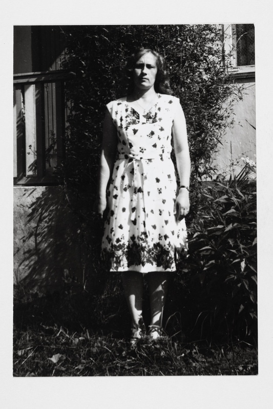 Miia Lummo (sünd. 1951) pidulikus siidkleidis, mille õmbles 1983. aastal ema Erna Kuldpere (sünd. 1920).