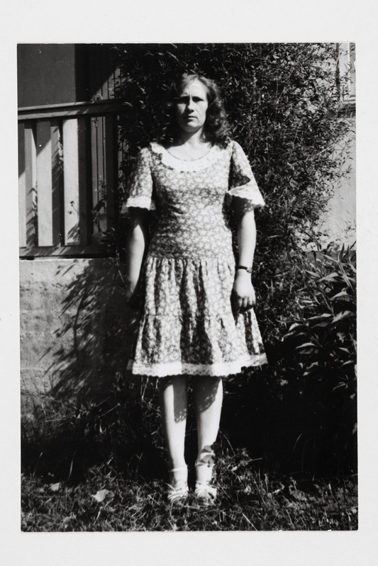 Miia Lummo (sünd. 1951) suvekleidis, mille õmbles 1983. aastal ema Erna Kuldpere (sünd. 1920).