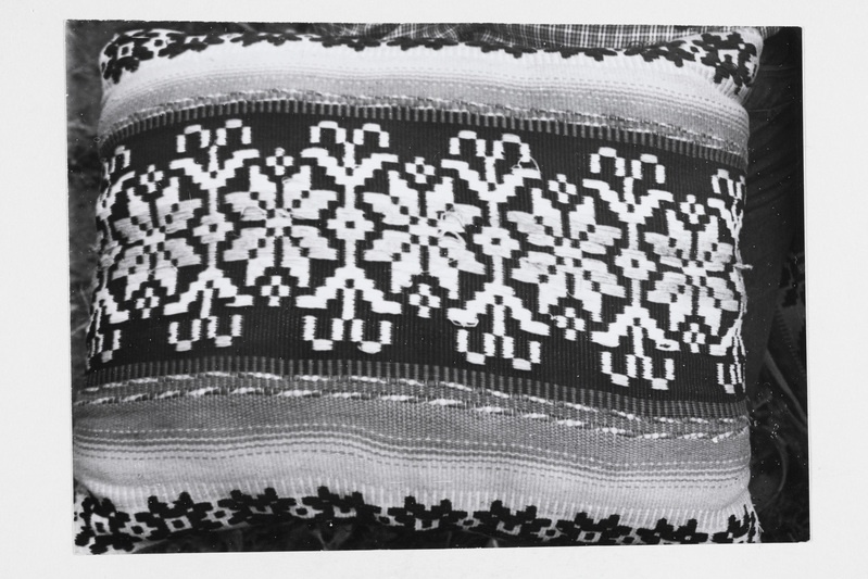 Diivanipadi (0,45x0,70 m), katte kudus telgedel Selma Puurmaa (sünd. 1903-1981) 1920. aastatel.