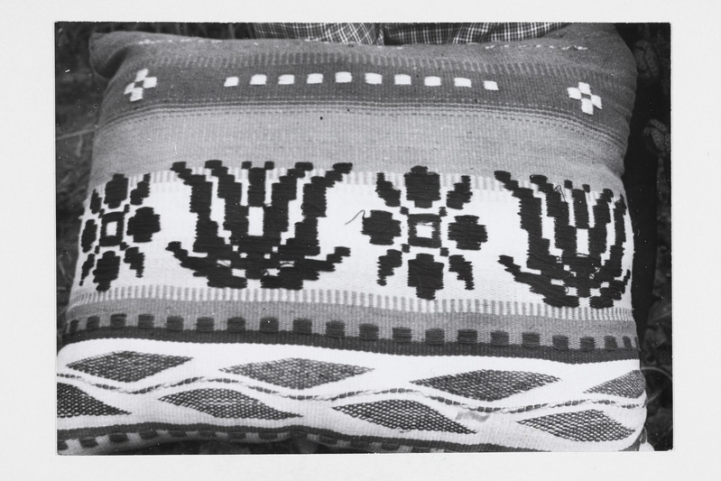 Diivanipadi (0,45-0,70 m), katte kudus telgedel Selma Puurmaa (1903-1981) 1920. aastatel.