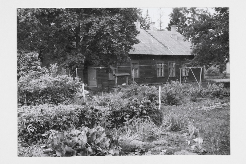 Endine koolimaja (ehitatud 1906) tagantvaates, praegu kasutatakse elamuna.