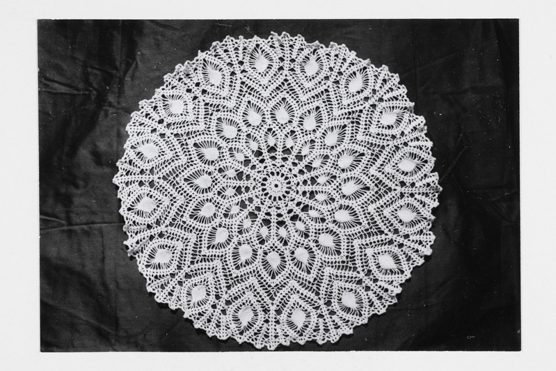 Heegellina (läbimõõt 0,52 m). Tegi nr. 10 niidist Agnes Tõldsepp (sünd. 1930) 1982. aastal.