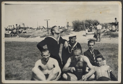 Vahilaev "Laine" meeskonnaliikmed ranna, Agu Sepp ees keskel.  duplicate photo