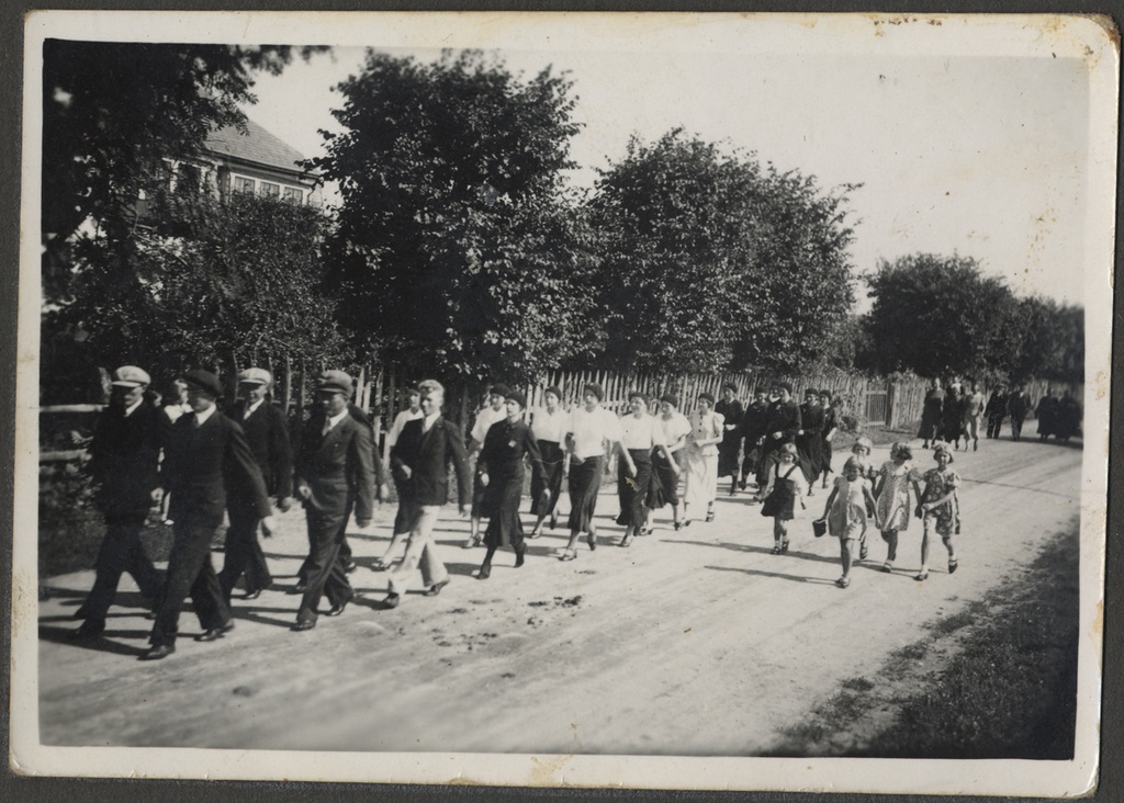 Paraad Loksa tänaval