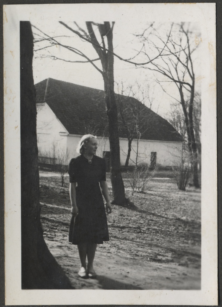 Seisev naisterahvas aias.