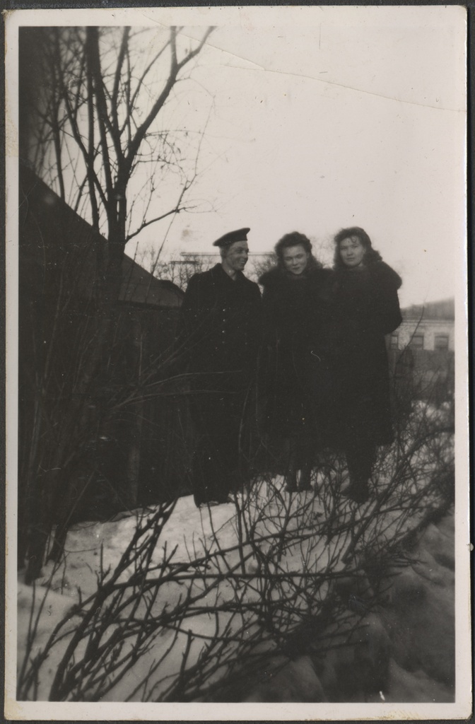 Vahilaev "Laine" madrus Agu Sepp koos kahe naisterahvaga talvel õues