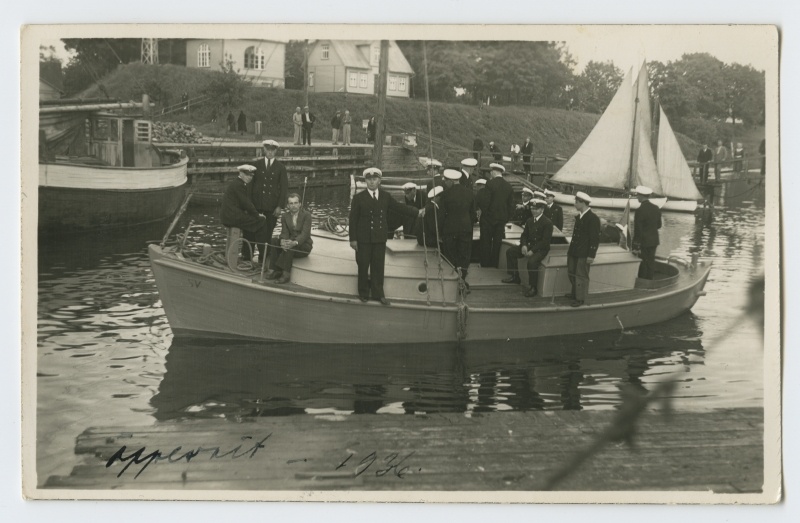 Mootorjaht vormis meestega Pärnu sadamas.
1936