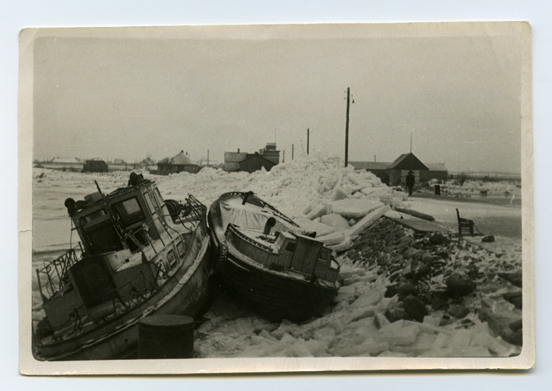 Fishing boats Kuivastu in the harbour rosary