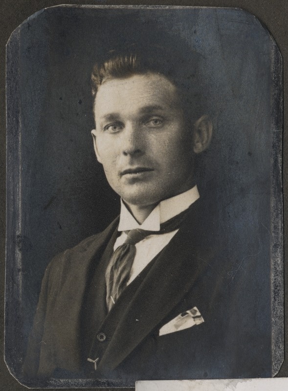 Foto Aleksander Peäske perekonnaalbumist: mehe portree