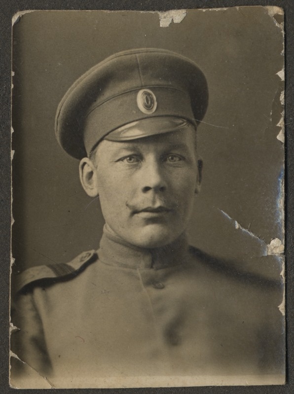Foto Aleksander Peäske perekonnaalbumist: poolportree tsaariarmee vormis mehest