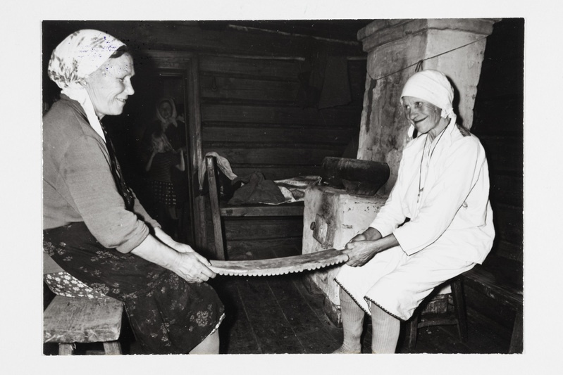 Olga Vassili tütar Ðovdina (sünd. 1926) ja Maria Jegori tütar Kuznetova (1926) demonstreerivad tööd vanutuskurikaga (B 149:27).