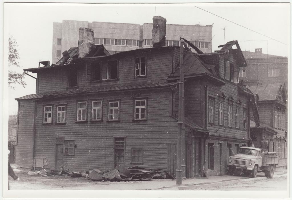 Elamu pärast tulekahju (Tartu mnt. alguses), 1983.a.