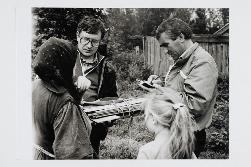 Povodimovo kooli õpetaja Nikolai Jakovlevitð ... (paremal) küsitlemas V. K. Sulgina'd.