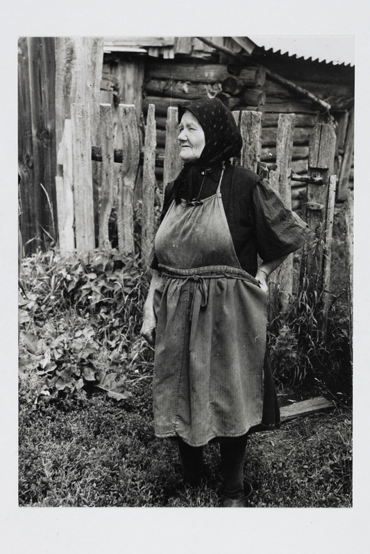 Vassilissa Konstantinova Sulgina (sünd. 1913) oma maja väravas.
