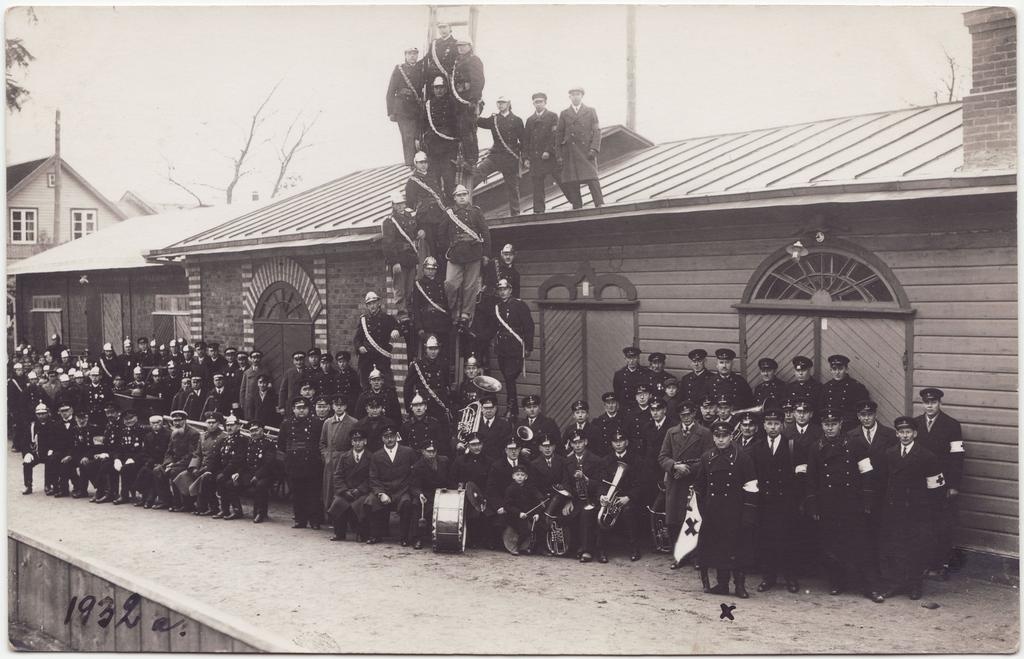 Paide VTÜ liikmed oma hoone ees