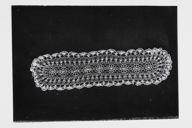 Heegellina, tegi Hilda Piirsalu (1897-1966) 1920. aastate I poolel heegelnöörist.