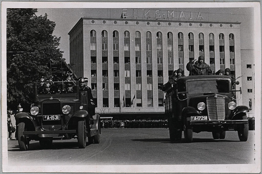 Kaks tuletõrjeautot Tallinnas Vabaduse väljakul Tuletõrje Korpuse suurparaadil