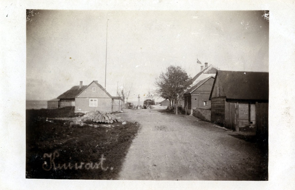 Kuivastu sadam, vaade piki maanteed sadama poole