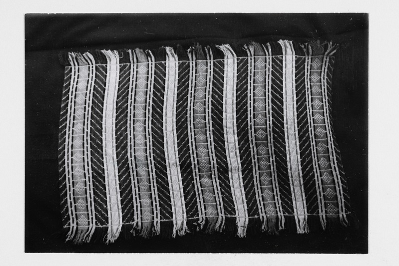 Linik (0,40x0,60 m), tikitud madalpistes villaste lõngadega jutele. Tegi Miia Lummo (sünd. 1951) 5 aastat tagasi.