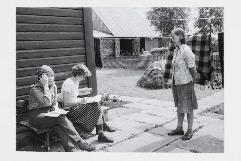 Söödi talu õuel, vasakult EM-i töötajad Virve Tuubel, Ene Alttoa ja Södi talu perenaine Eevi Laumets (sünd. 1929).