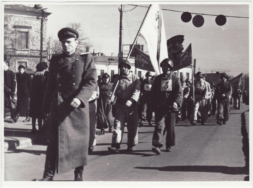 Tallinna tuletõrje 32. aastapäeva paraad: esiplaanil Miller, 1950.a.
