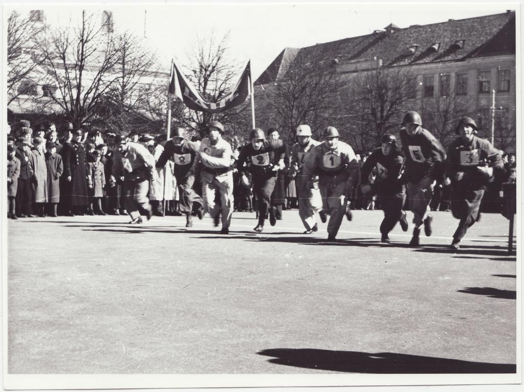 Tallinna tuletõrje 32. aastapäeva paraad: ümberlinna teatejooksu start, 1950.a.