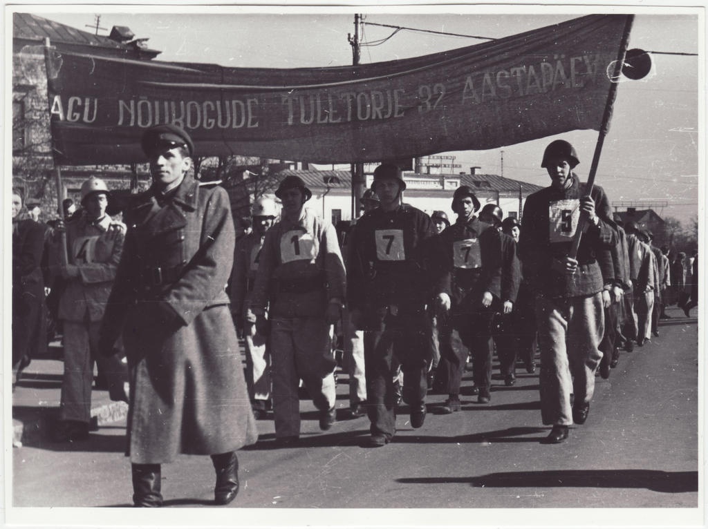 Tallinna tuletõrje 32. aastapäeva paraad: tuletõrjujate kolonn marssimas, 1950.a.