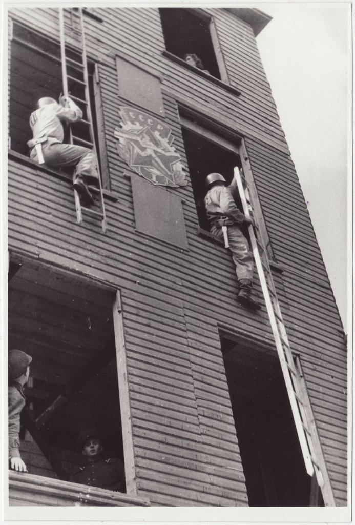 Komandodevahelised tuletõrjevõistlused:  konksredeliga ronimine õppetorni 4-korrusele, 1950.a.