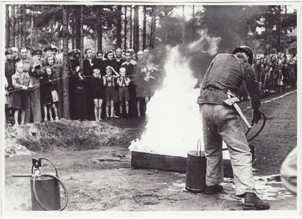 Komandodevahelised tuletõrjevõistlused Tallinnas:  4x100 takistusteatejooks - tule kustutamine, 1950.a.