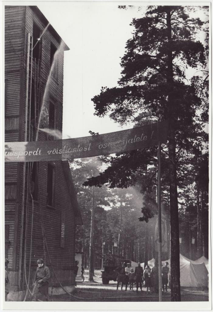 Komandodevahelised tuletõrjevõistlused Tallinnas: veejoad tornikorrustel, 1950.a.